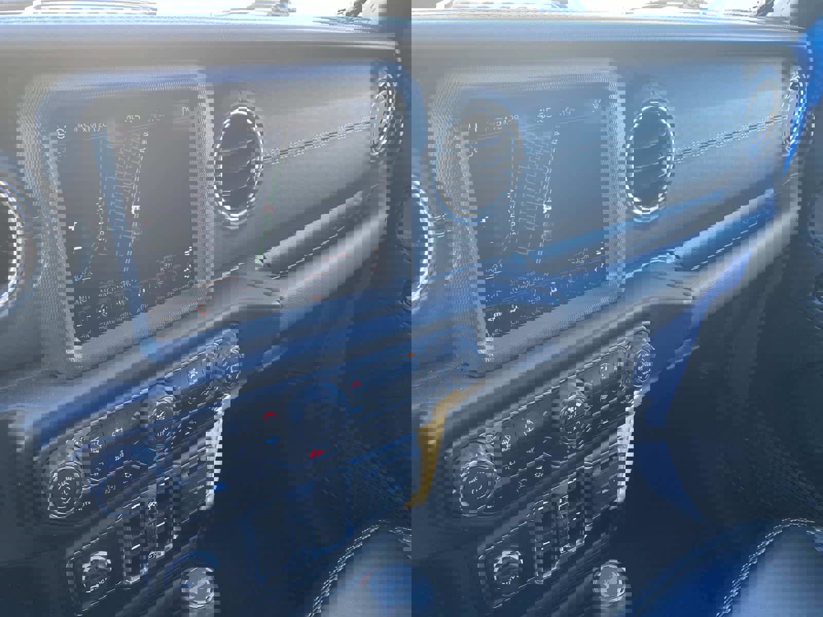 Certified 2022 Jeep Wrangler Unlimited Sahara w/ Cold Weather Group image 31