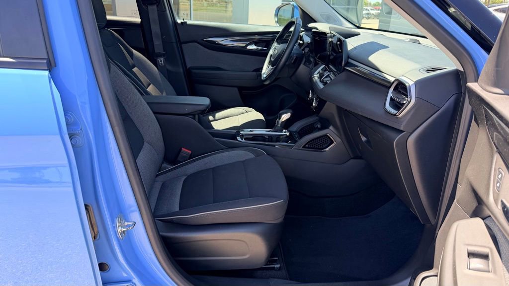 Used 2024 Chevrolet TrailBlazer LT w/ LT Cold Weather Package FWD image 18