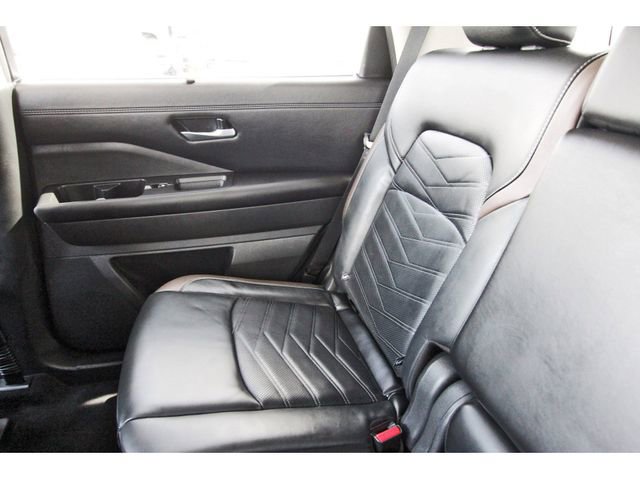 Used 2025 Nissan Pathfinder Platinum w/ Cargo Package image 10