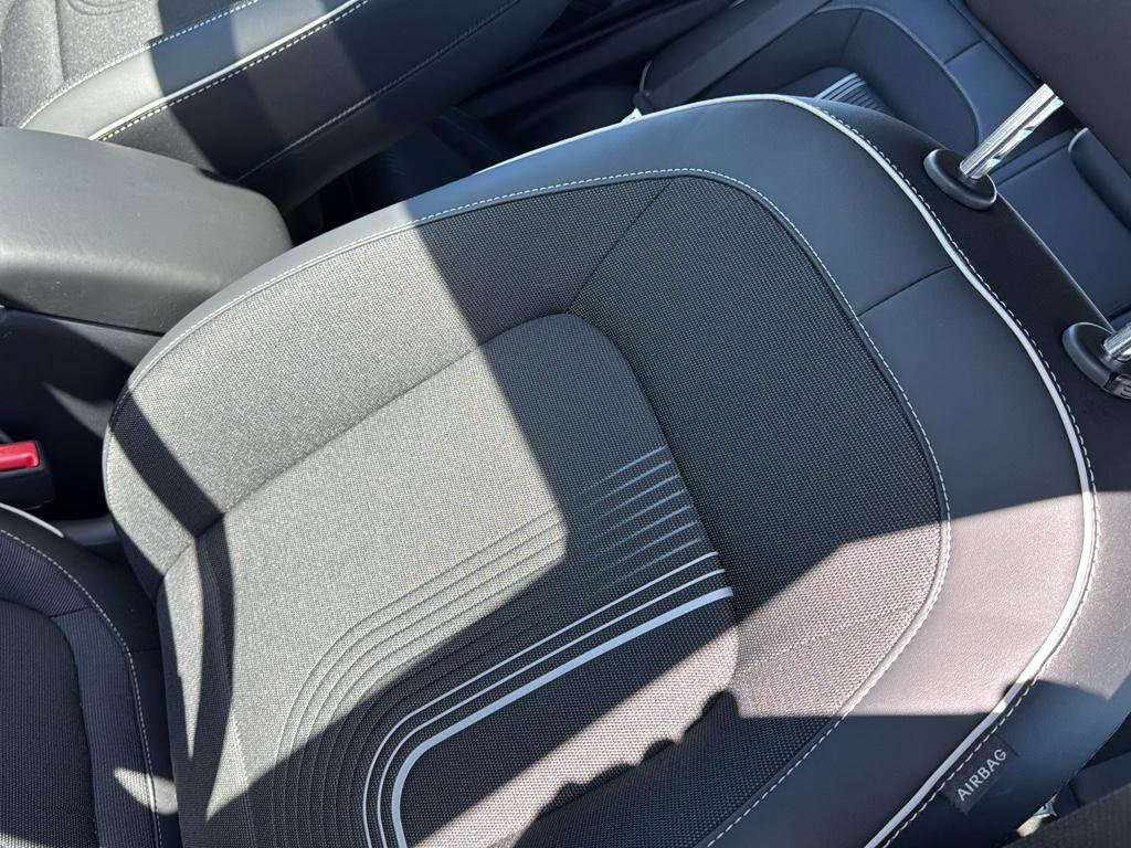 New 2024 Hyundai Venue Limited image 17