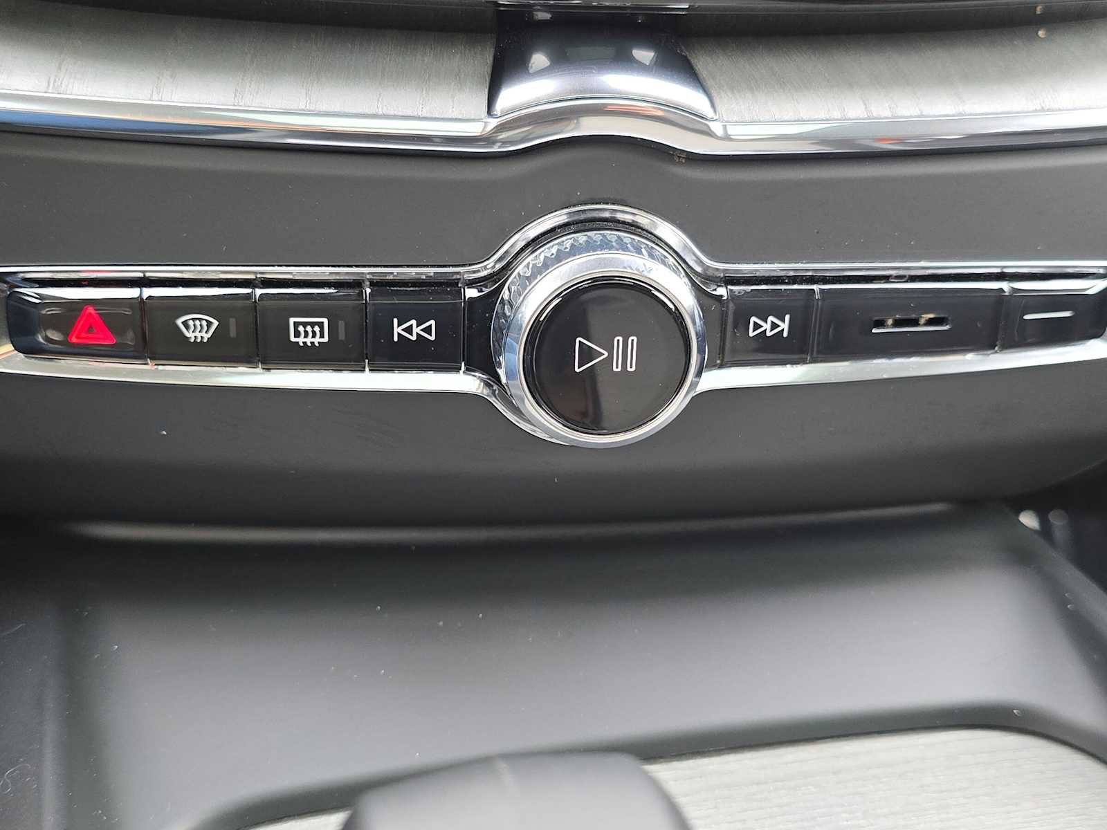 Used 2025 Volvo XC60 B5 Plus AWD/4WD image 29