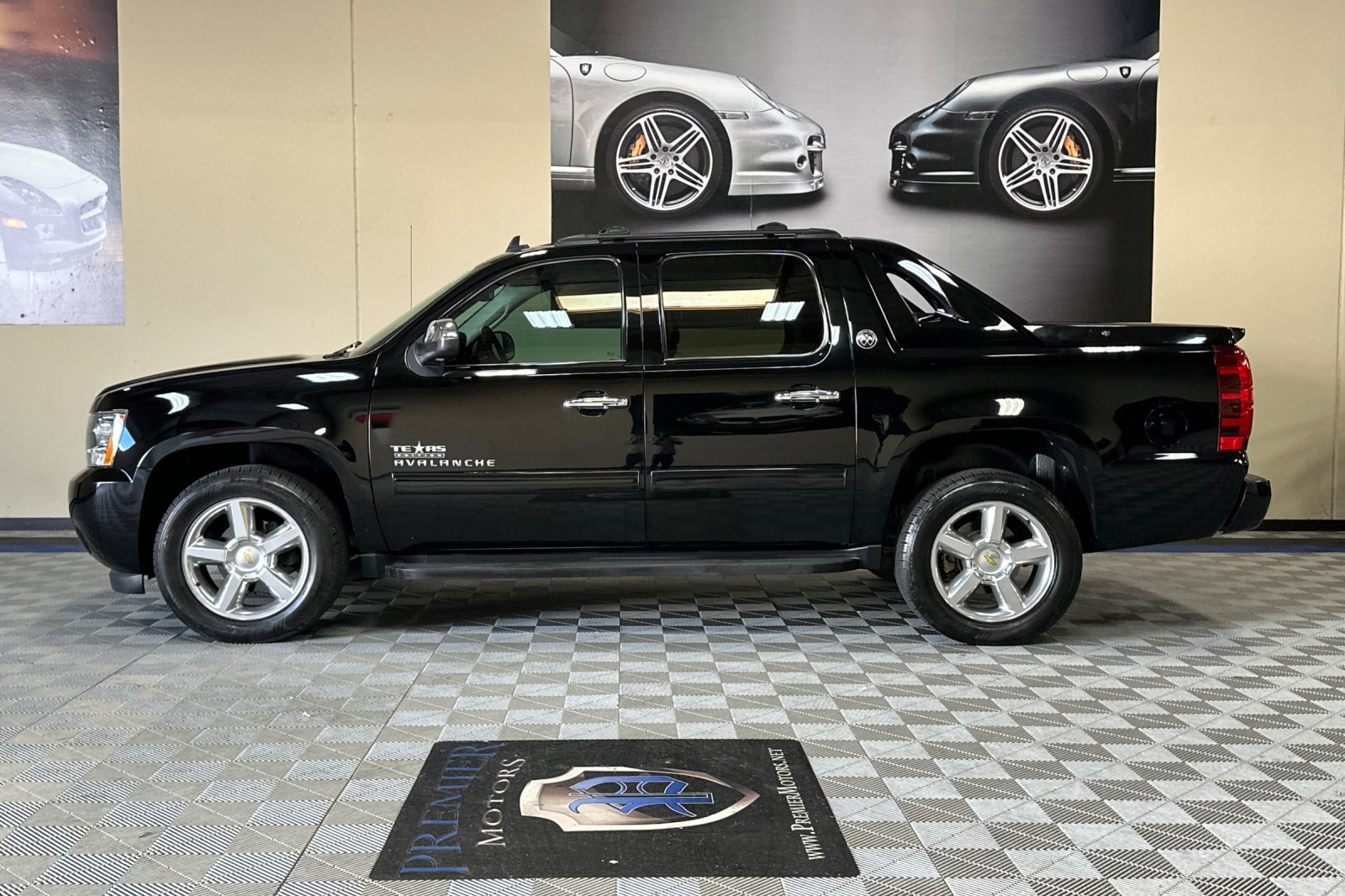 Used 2013 Chevrolet Avalanche LT w/ Texas Edition RWD image 7
