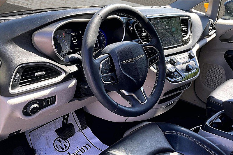 Used 2023 Chrysler Pacifica Touring-L image 12