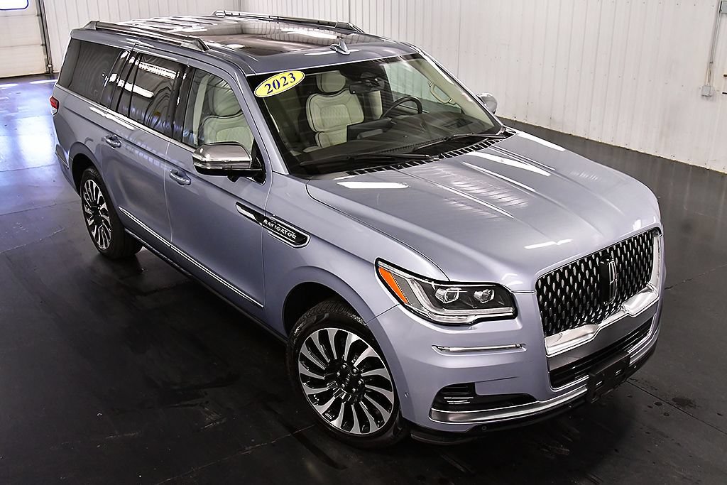 Used 2023 Lincoln Navigator L Black Label AWD/4WD image 11
