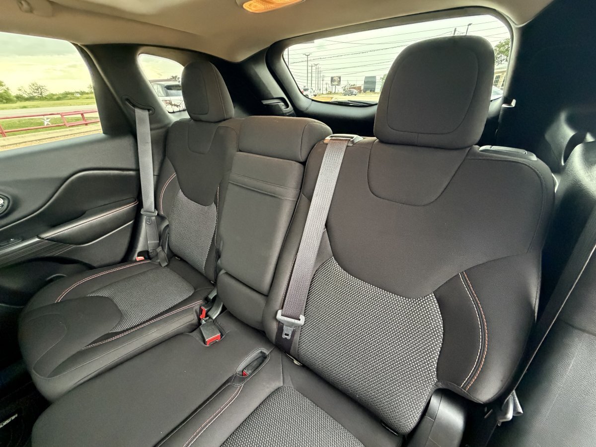 Used 2016 Jeep Cherokee 75th Anniversary FWD image 22