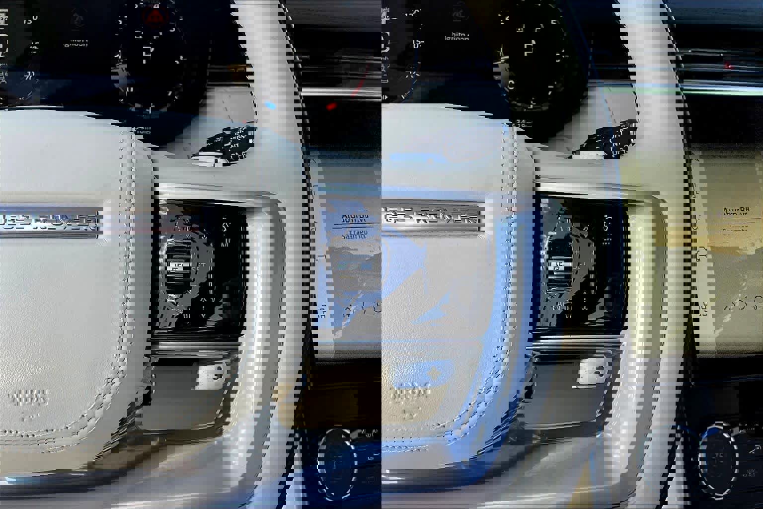 Used 2023 Land Rover Range Rover Long Wheelbase SE image 21