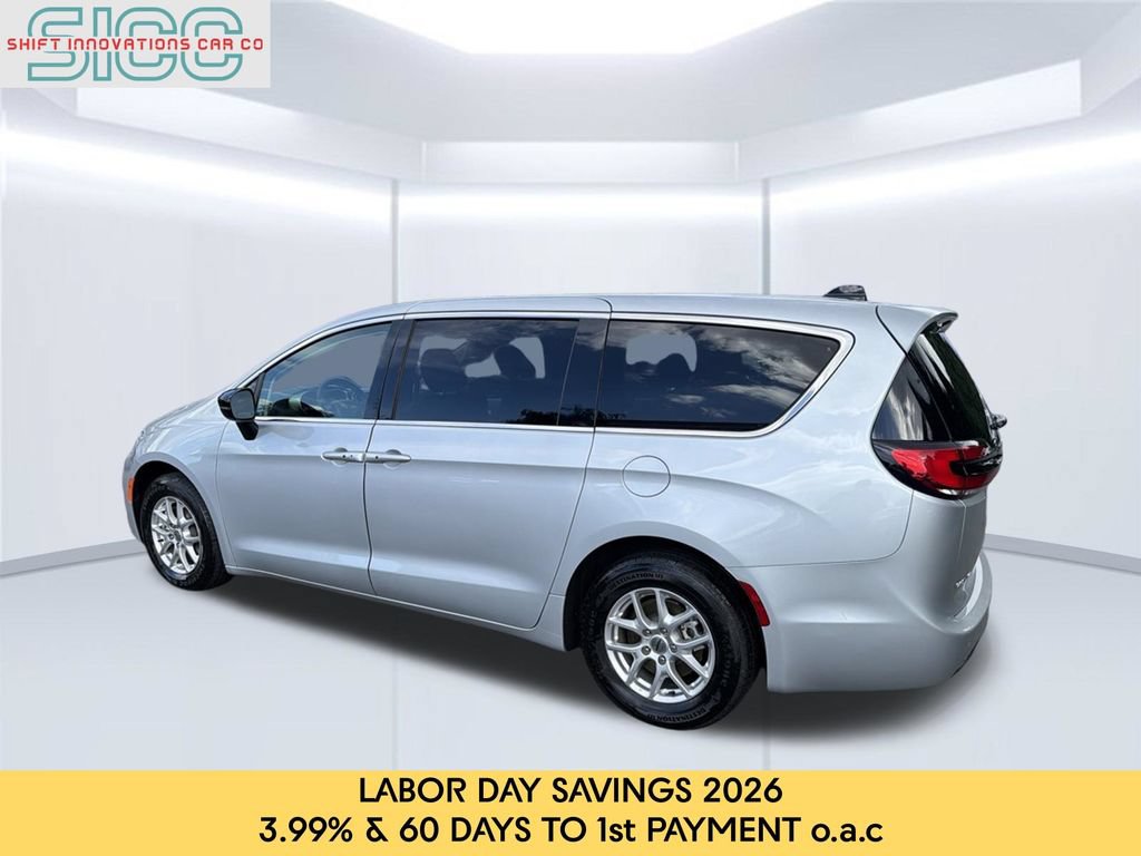 Used 2024 Chrysler Pacifica Touring-L FWD image 4