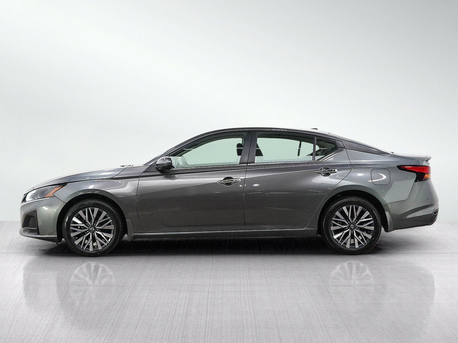 Used 2023 Nissan Altima 2.5 SV w/ SV Premium Package AWD/4WD image 2