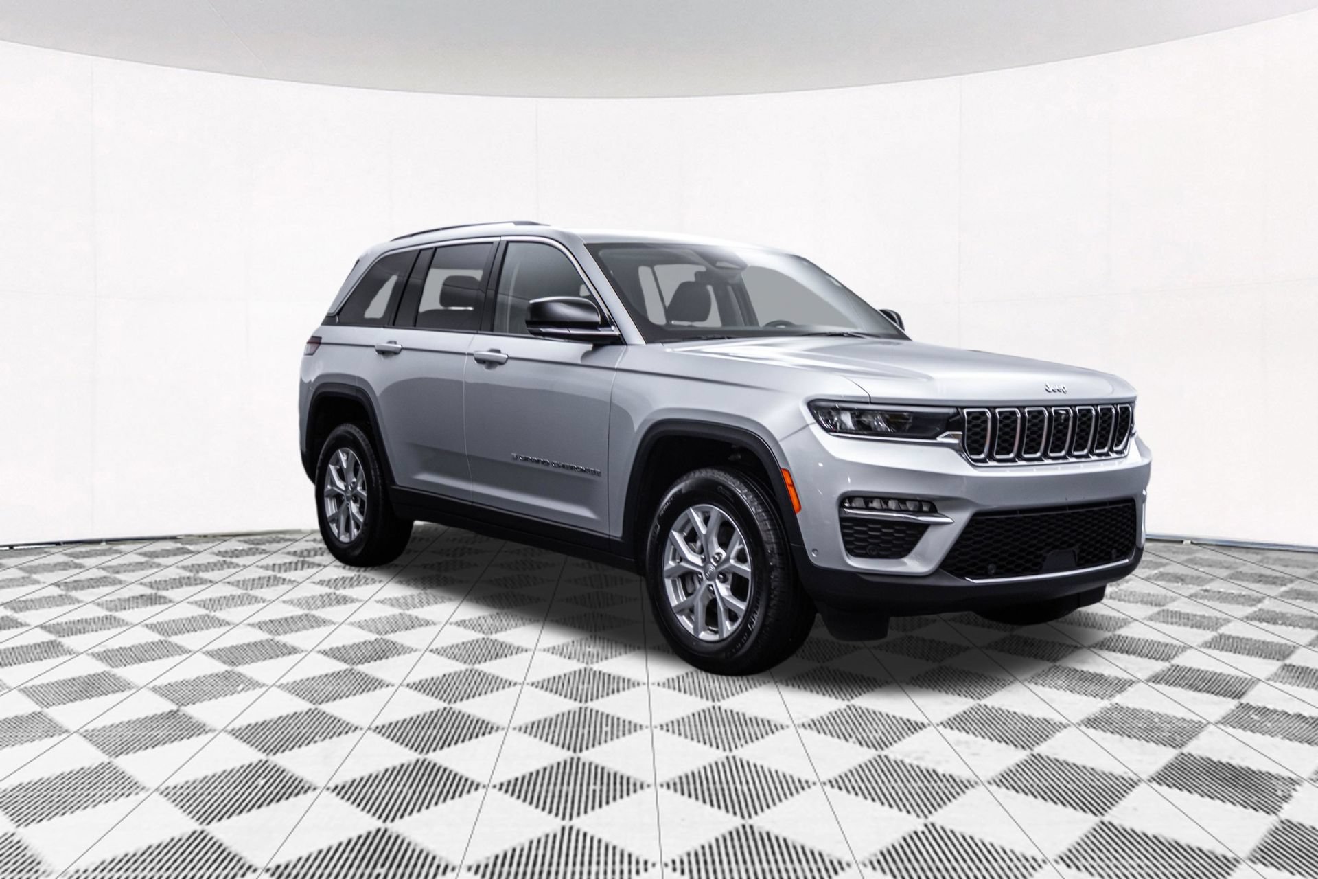 Used 2023 Jeep Grand Cherokee Limited w/ Luxury Tech Group II AWD/4WD image 14