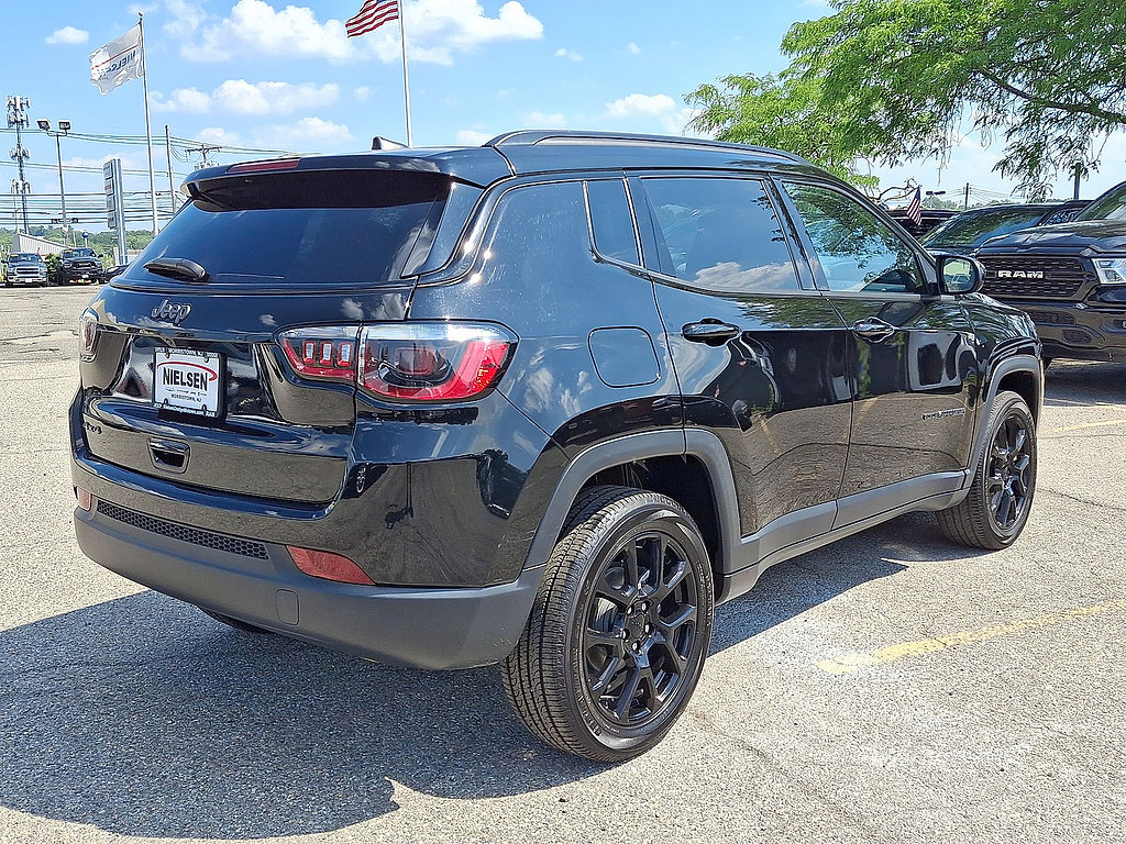 Used 2024 Jeep Compass Latitude w/ Convenience Group AWD/4WD image 31