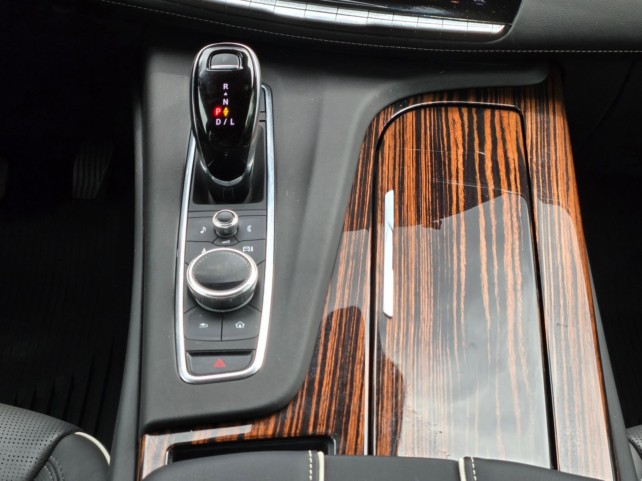 Used 2024 Cadillac Escalade ESV Premium Luxury AWD/4WD image 19