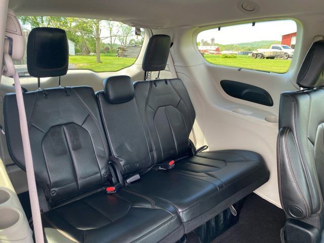 Used 2017 Chrysler Pacifica Touring-L FWD image 23