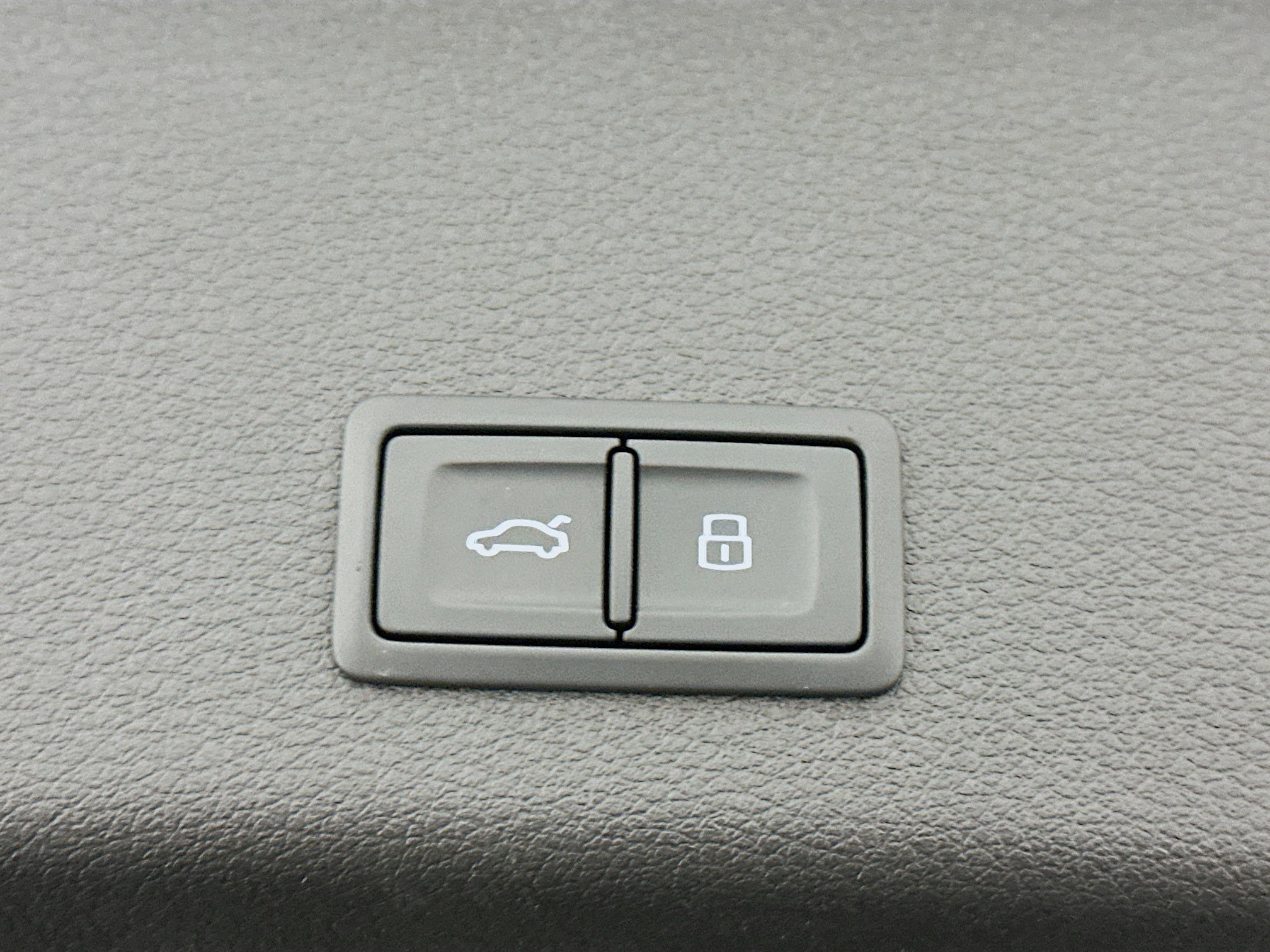 Used 2024 Audi Q8 e-tron Premium Plus w/ Premium Plus Package image 32