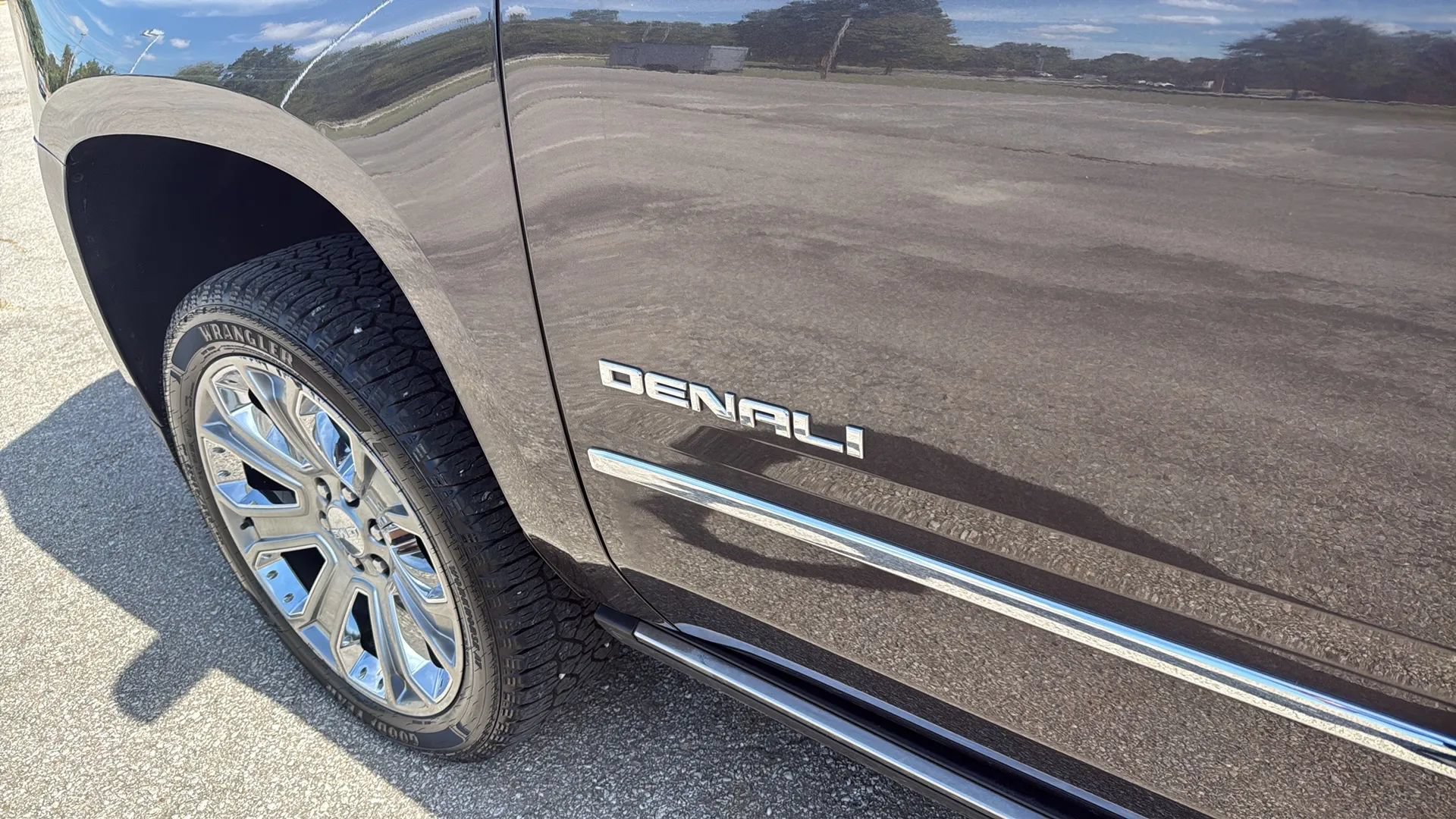 Used 2015 GMC Yukon XL Denali w/ Premium Package AWD/4WD image 3