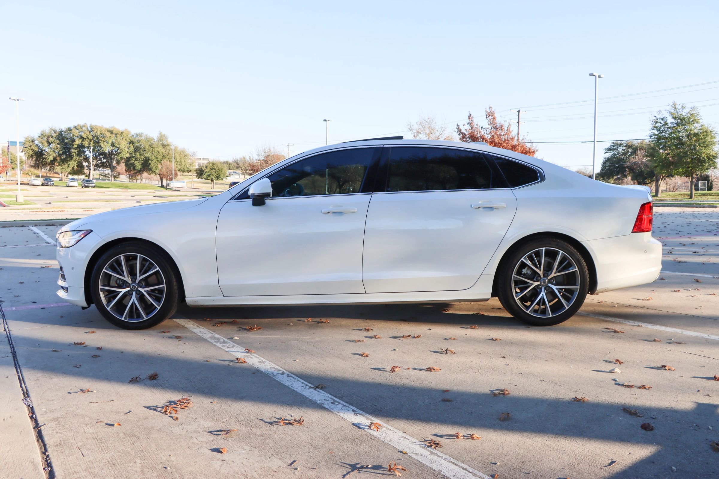 Used 2019 Volvo S90 T6 Momentum image 4
