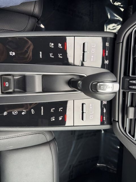 Used 2024 Porsche Macan Base image 35