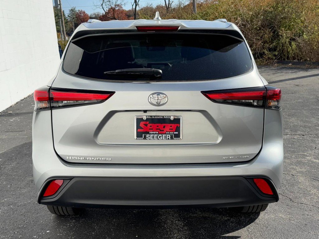 Certified 2023 Toyota Highlander AWD image 8