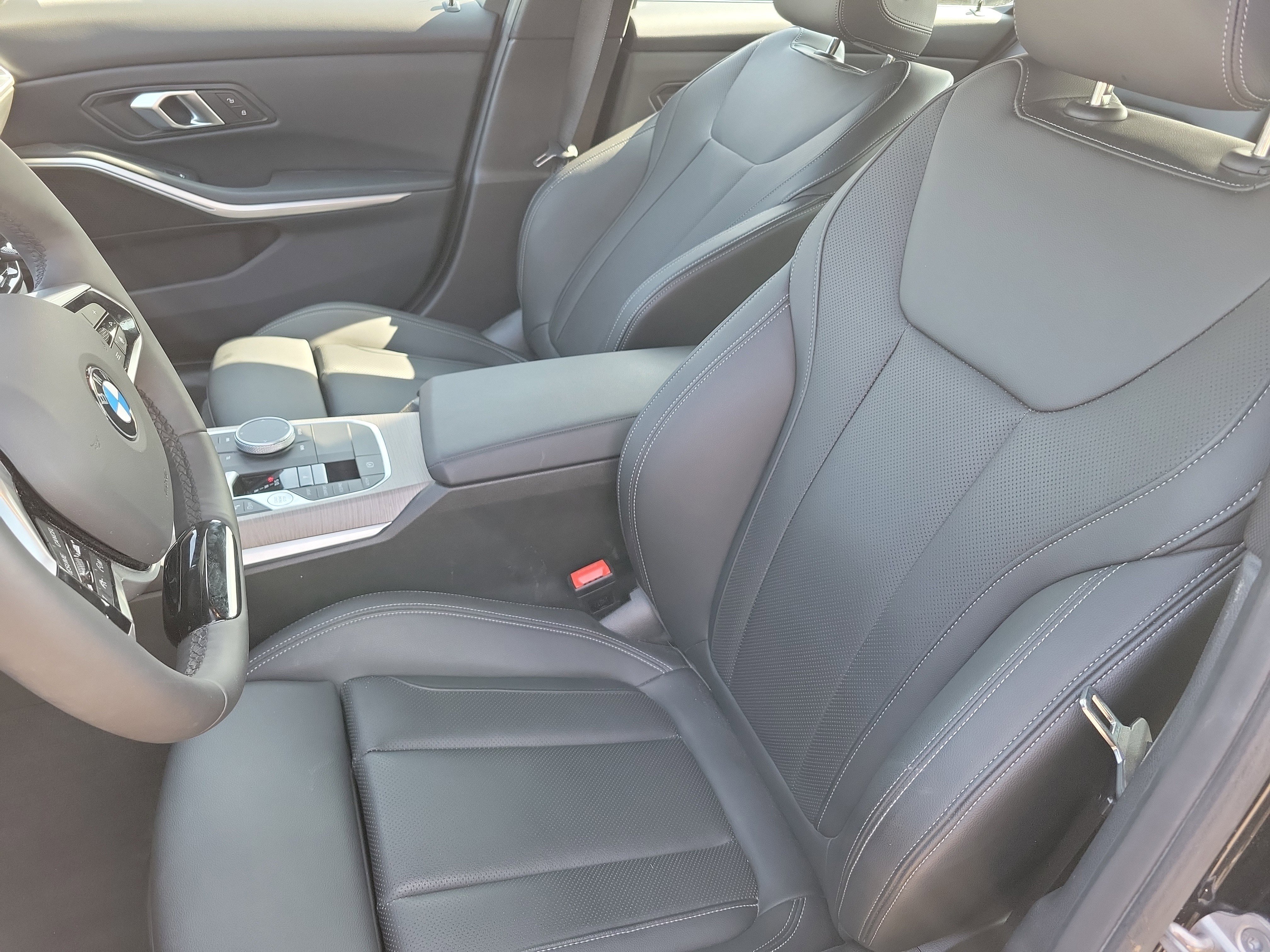 Used 2025 BMW 330i Sedan image 4