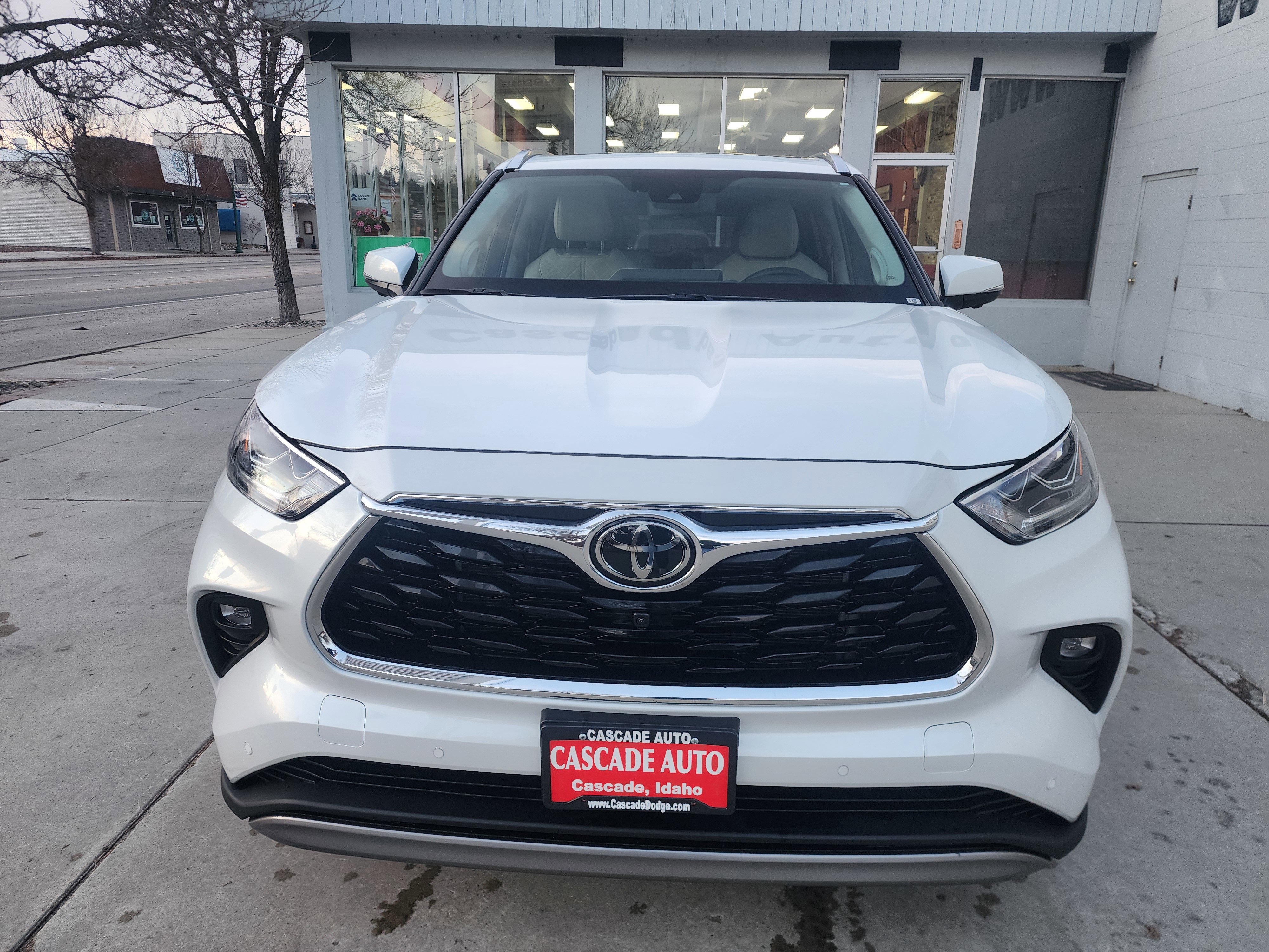 Used 2024 Toyota Highlander Platinum image 3