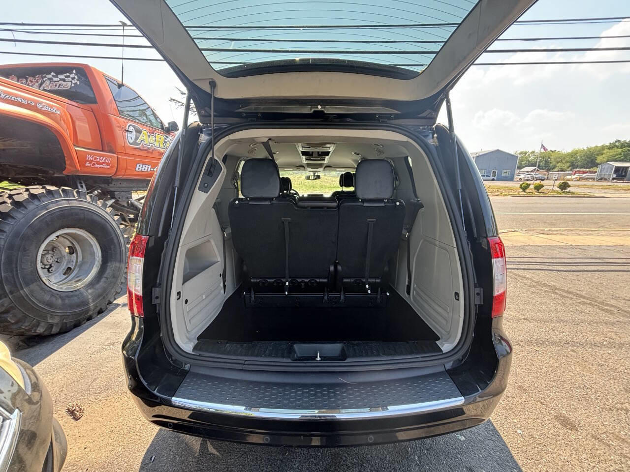 Used 2015 Chrysler Town & Country Touring-L w/ Driver Convenience Group FWD image 15