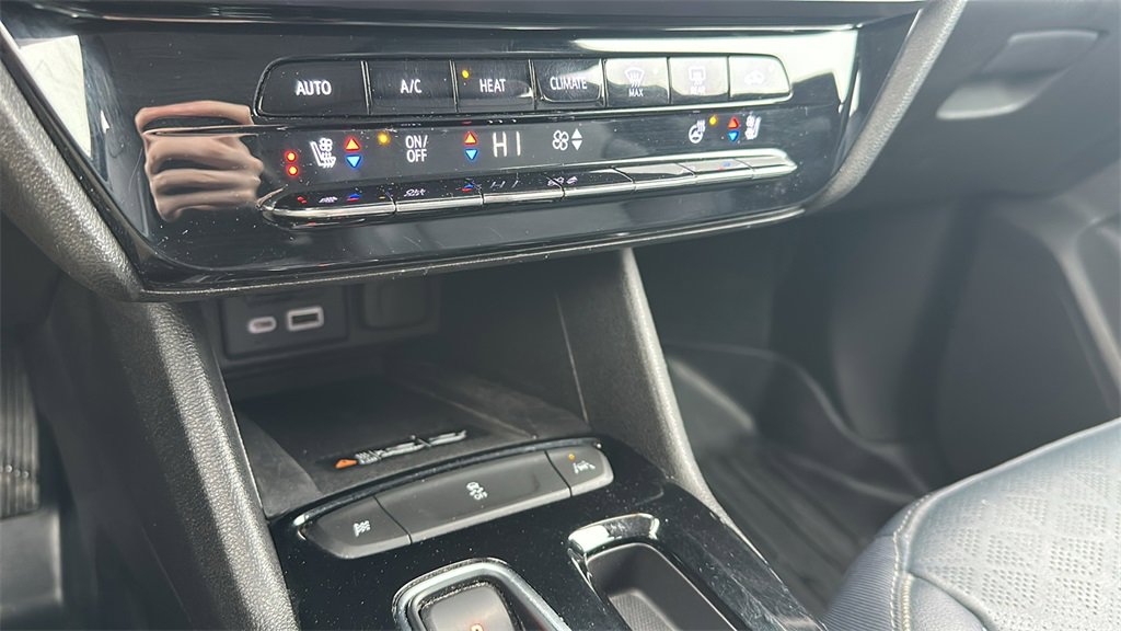 Used 2022 Chevrolet Bolt EUV LT w/ Convenience Package image 22