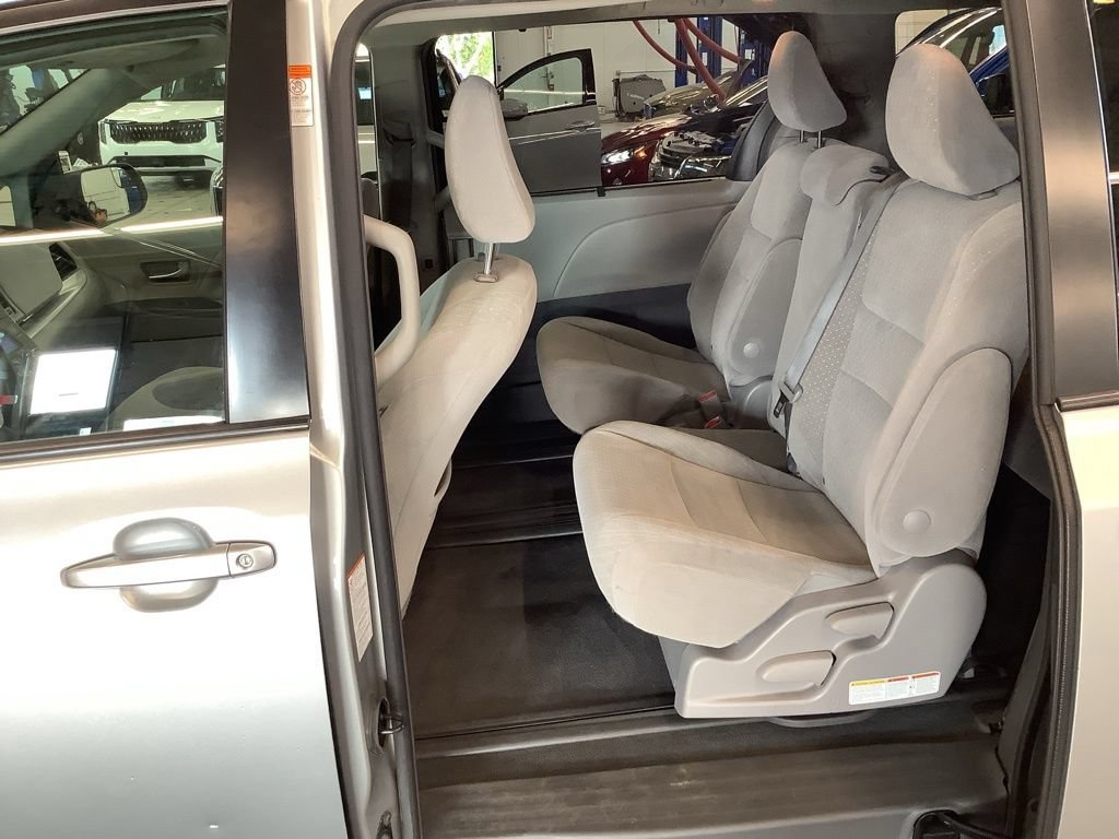 Used 2019 Toyota Sienna LE FWD image 19