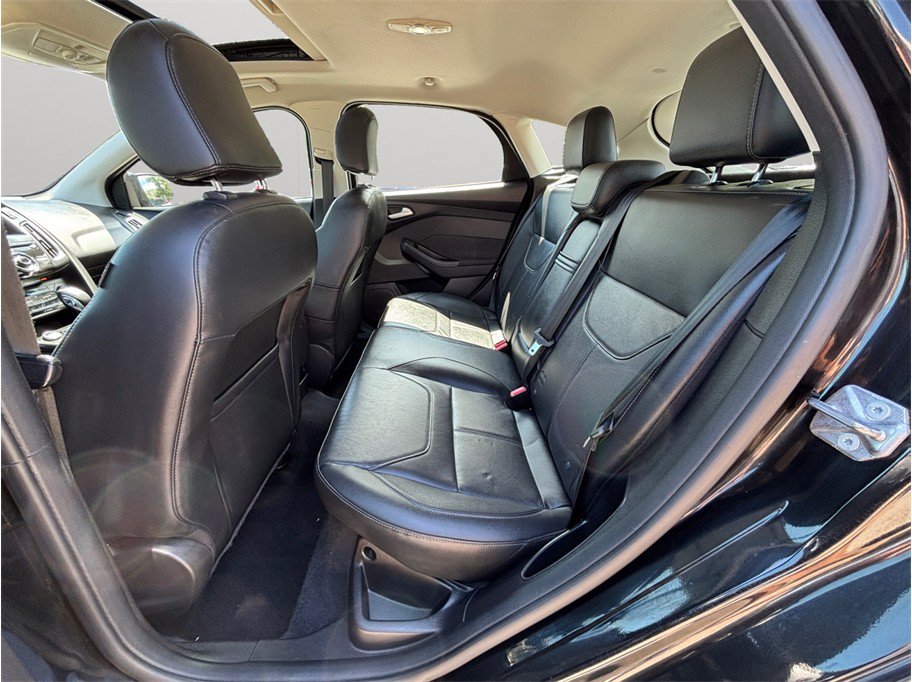 Used 2015 Ford Focus Titanium FWD image 32