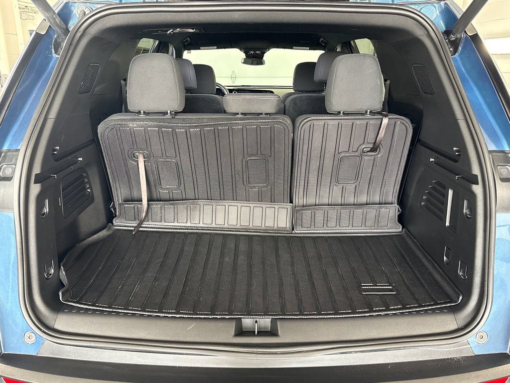 Used 2025 Chevrolet Traverse LT w/ Driver Confidence Package AWD/4WD image 28