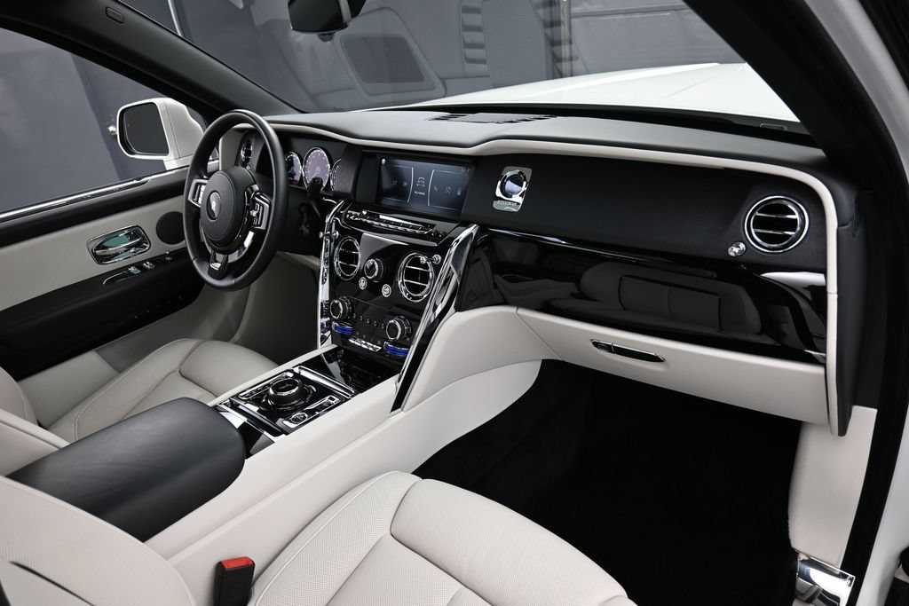 Certified 2022 Rolls-Royce Cullinan w/ Dark Exterior Package AWD/4WD image 33