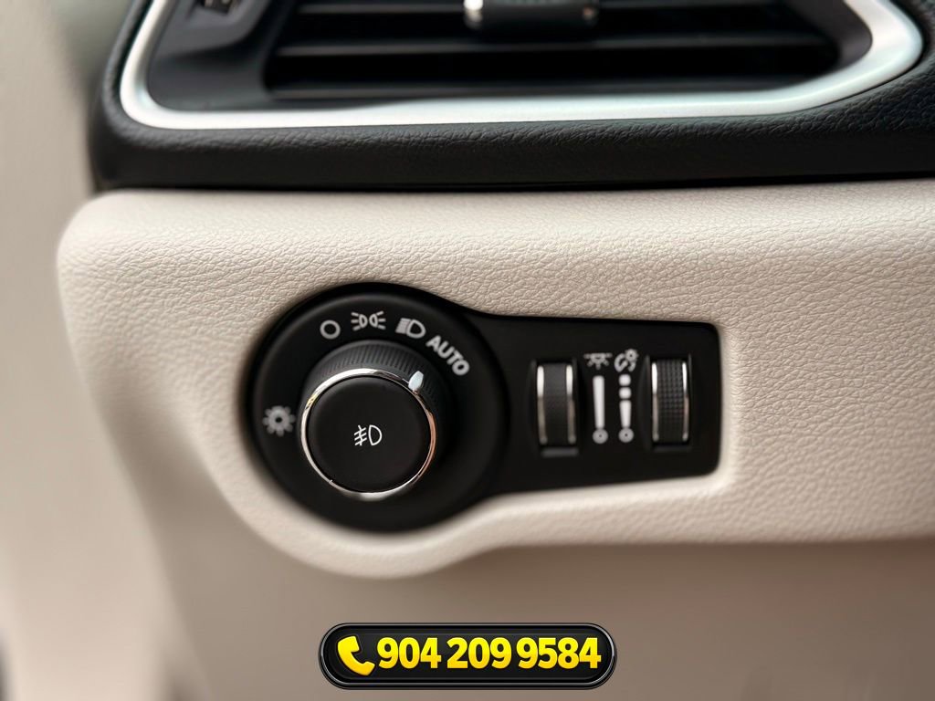 Used 2019 Chrysler Pacifica Touring-L image 15