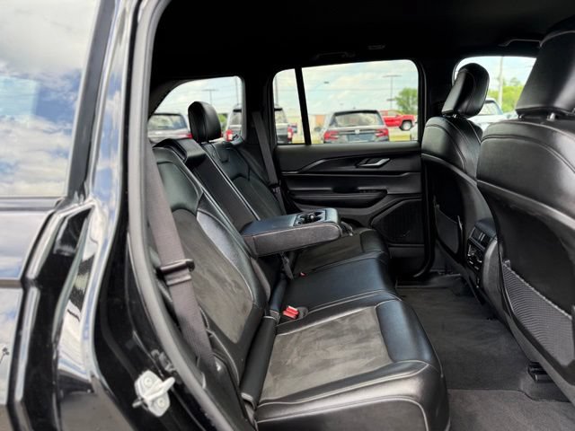Used 2025 Jeep Grand Cherokee Altitude AWD/4WD image 19