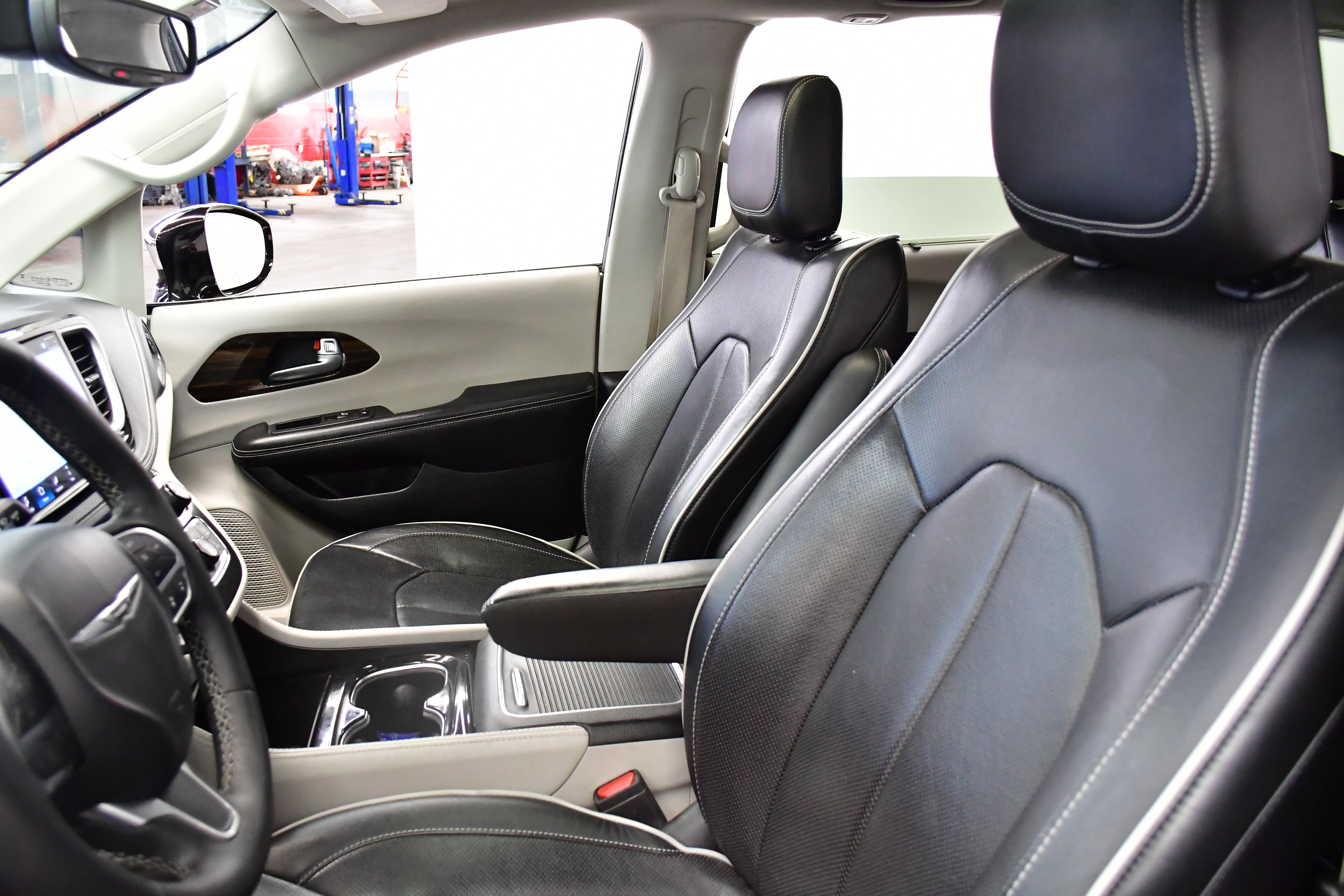Used 2023 Chrysler Pacifica Limited FWD image 11