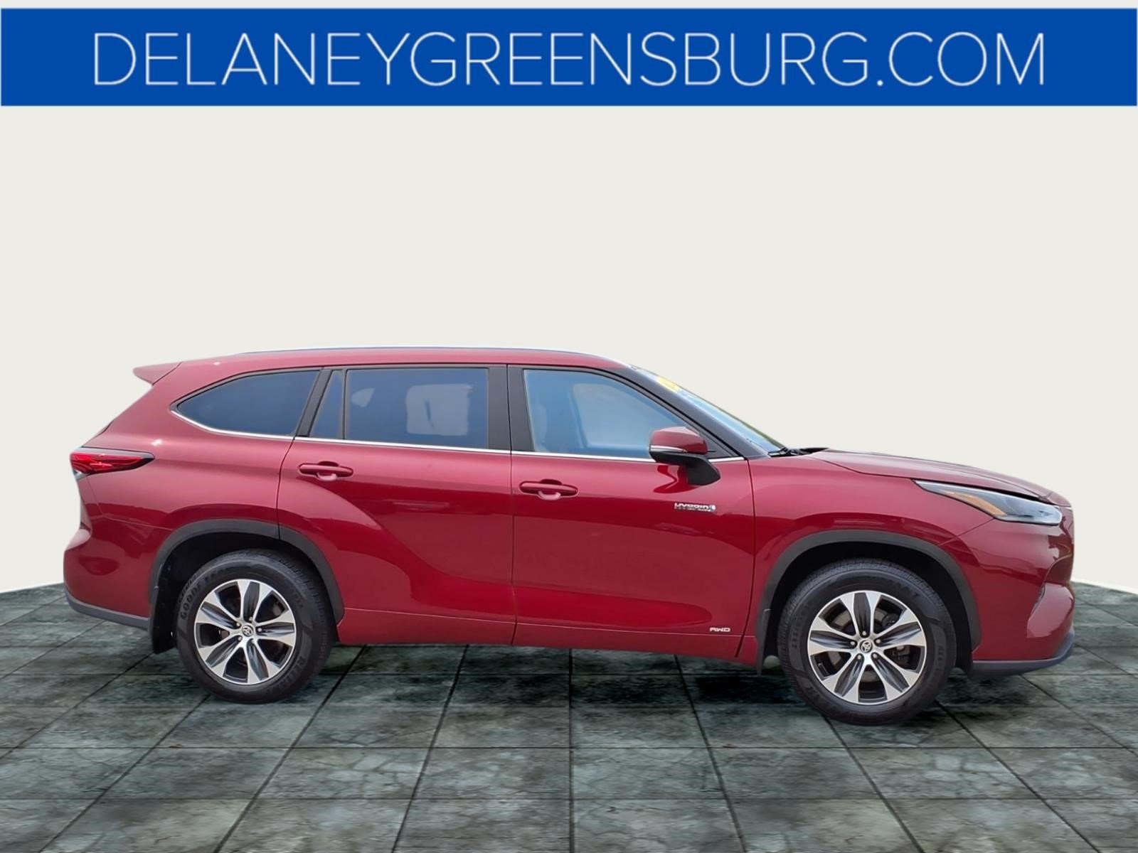 Used 2021 Toyota Highlander XLE AWD/4WD image 2