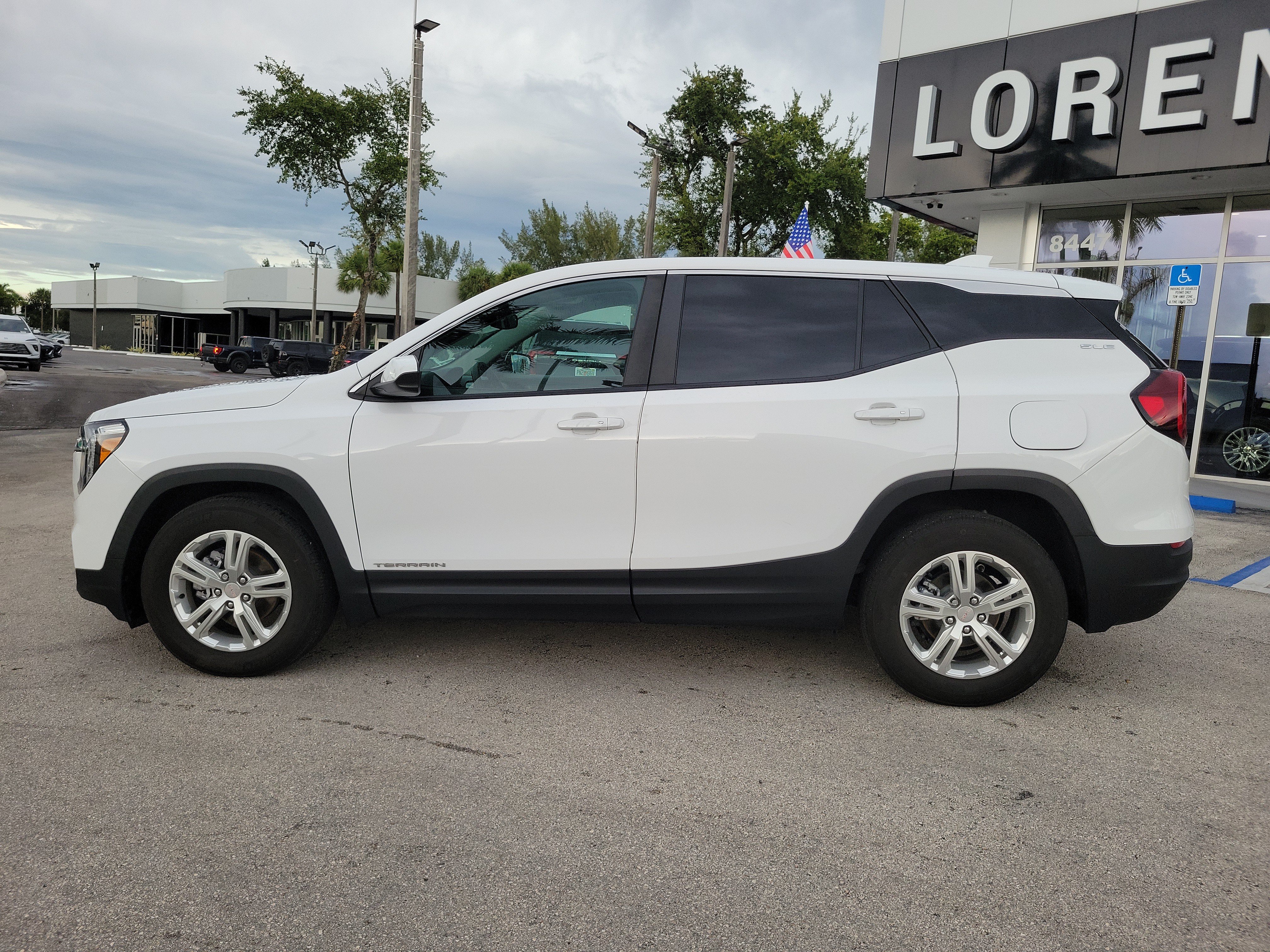 Used 2024 GMC Terrain SLE FWD image 8