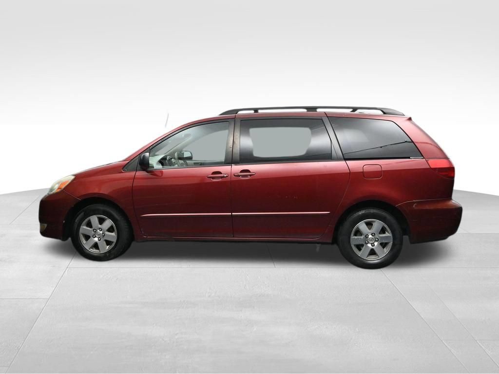 Used 2005 Toyota Sienna LE w/ LE Pkg 2 FWD image 2