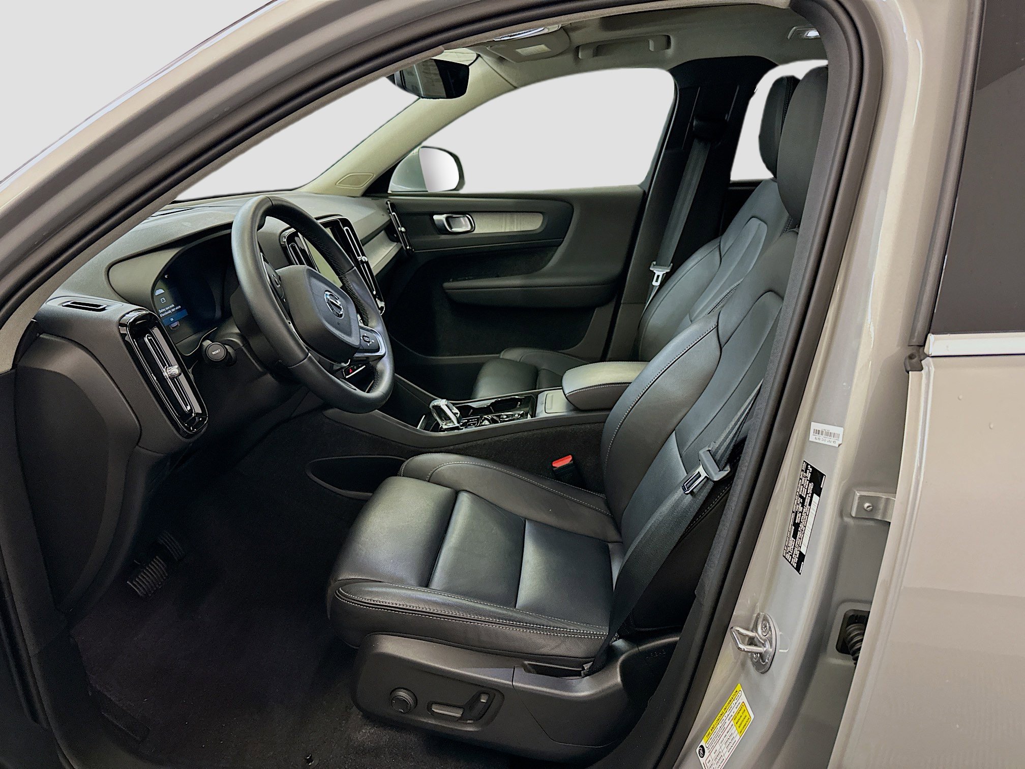 Used 2025 Volvo XC40 B5 Plus image 13