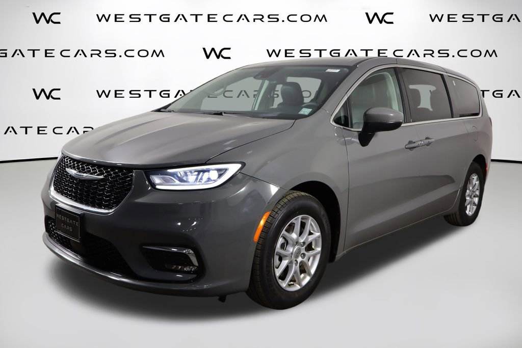 Used 2023 Chrysler Pacifica Touring-L image 1