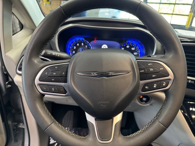 Used 2024 Chrysler Pacifica Touring-L FWD image 22