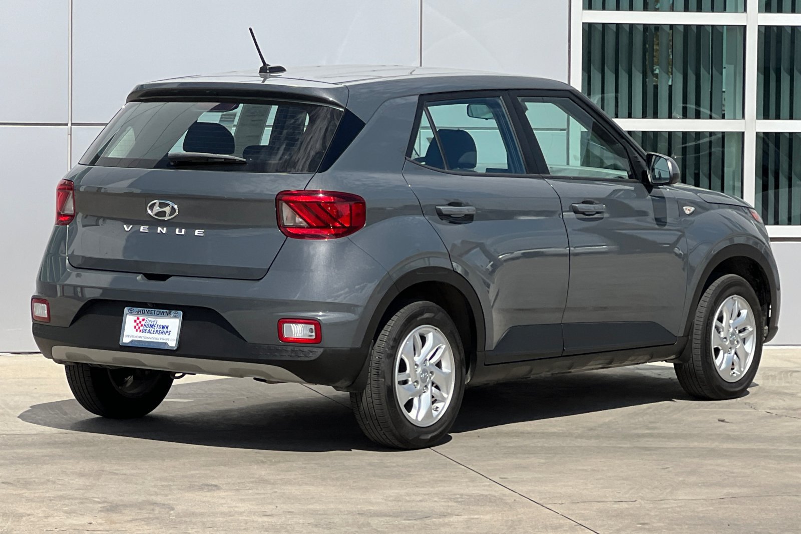 Used 2025 Hyundai Venue SE FWD image 4