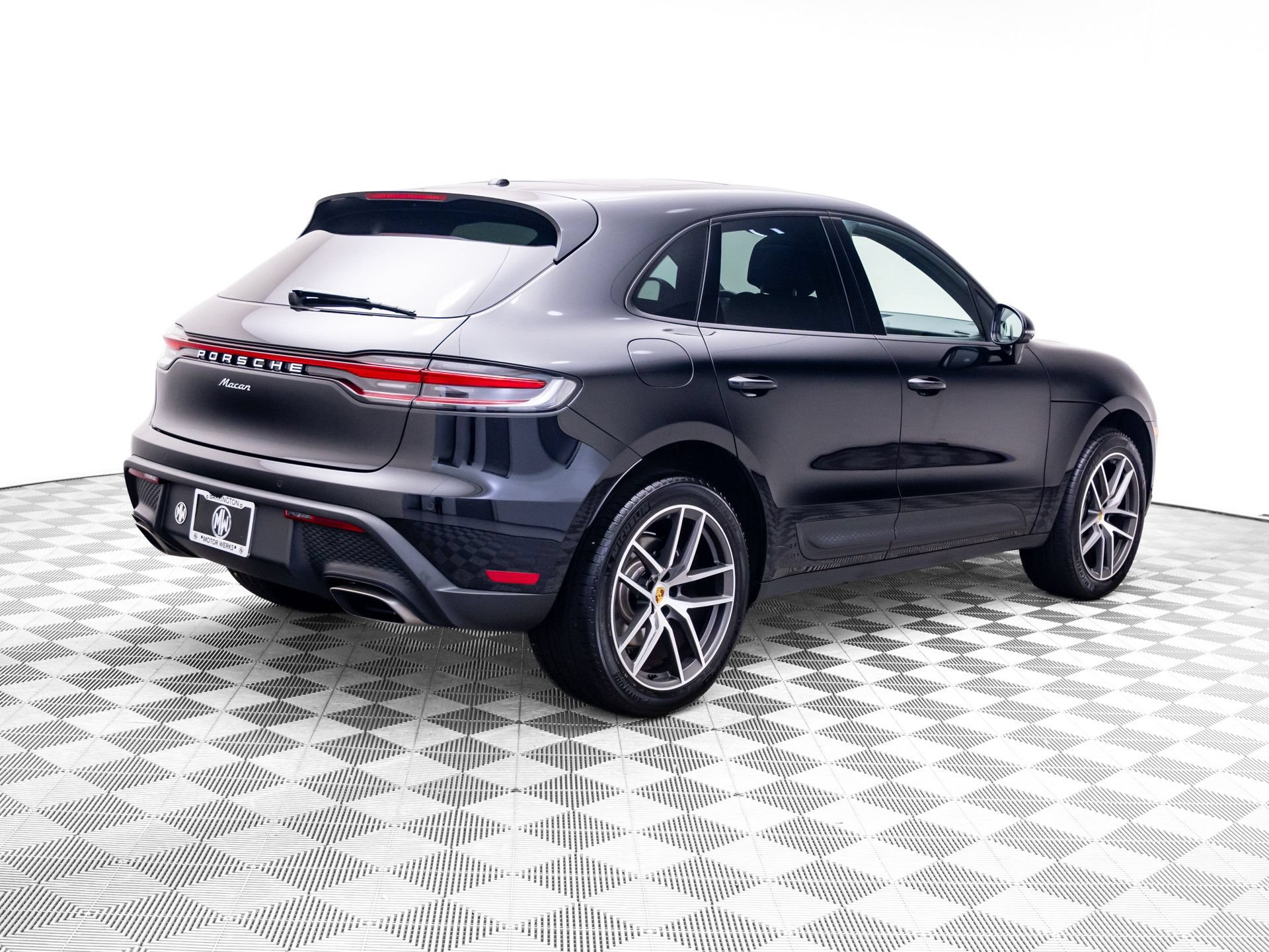 Certified 2025 Porsche Macan AWD/4WD image 8