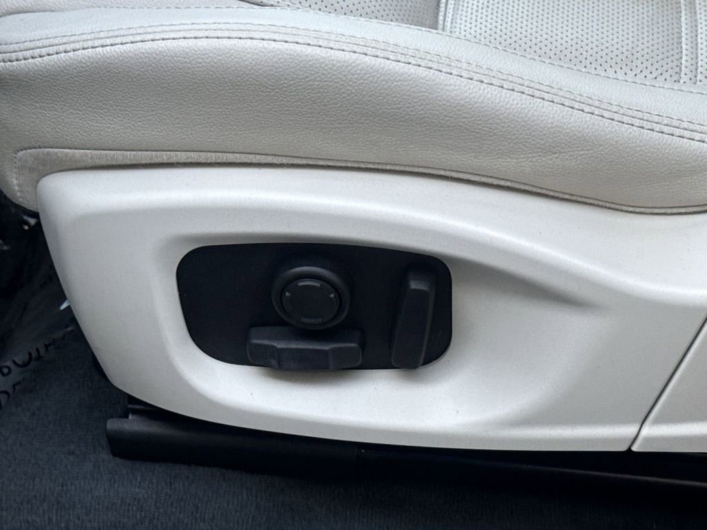 Used 2019 Jaguar E-PACE SE image 13