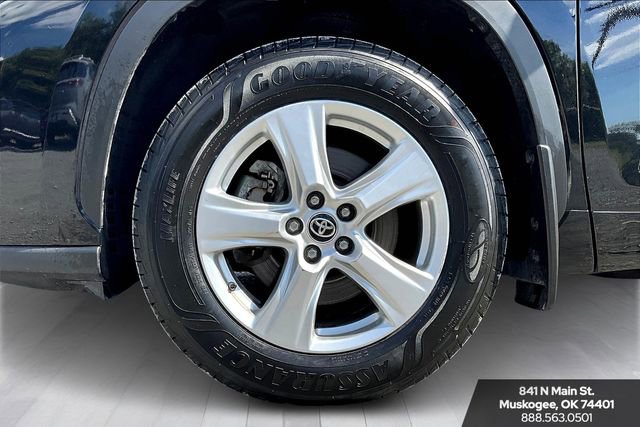 Used 2024 Toyota Highlander LE image 32