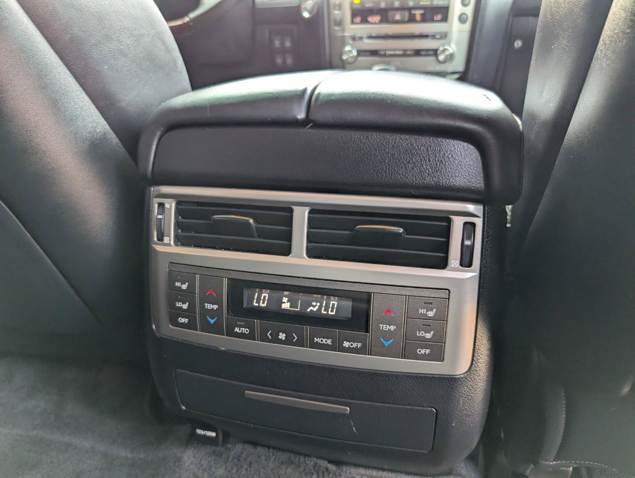 Used 2013 Lexus LX 570 4WD w/ Luxury Pkg w/Pre-crash image 24