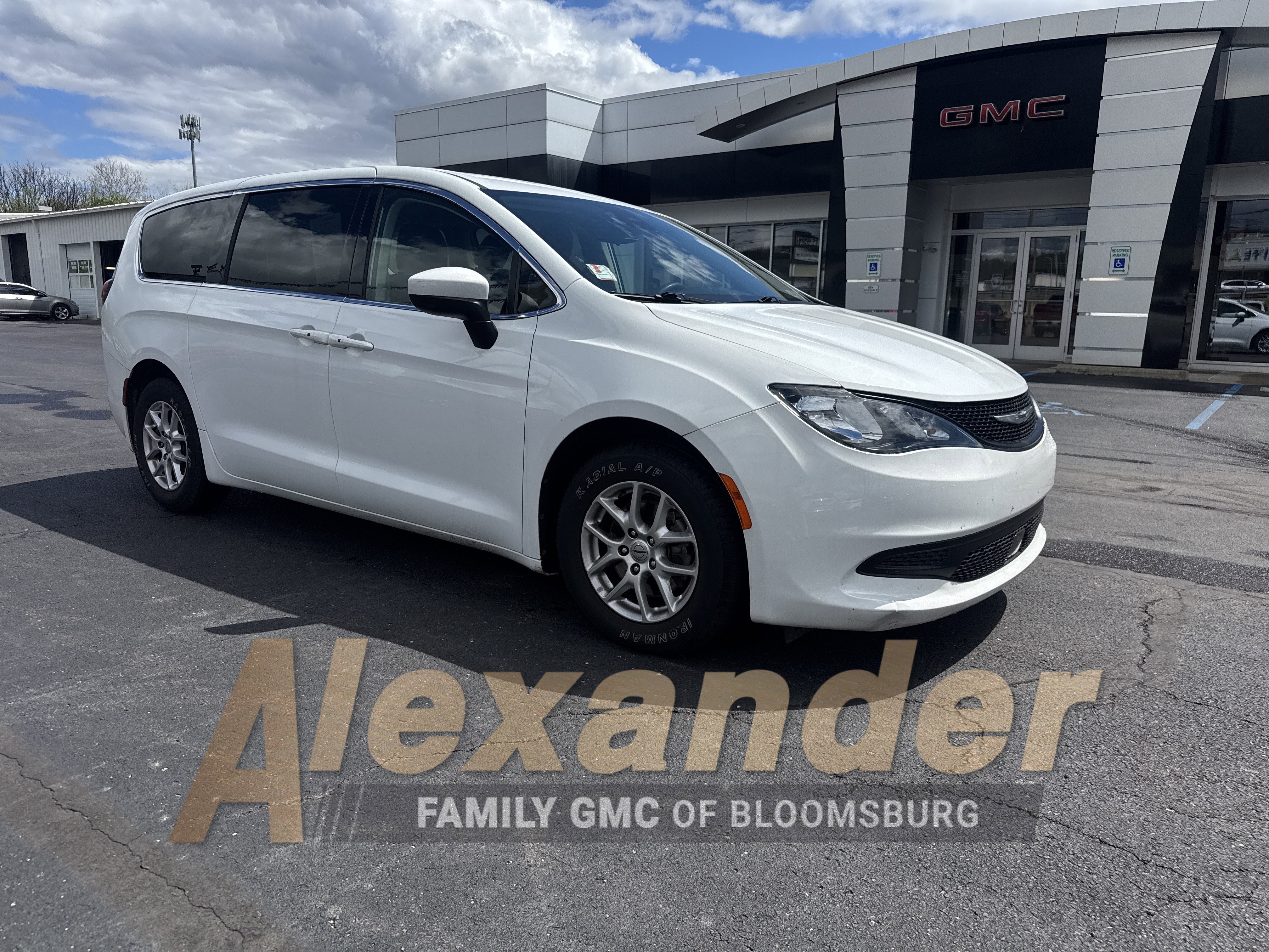 Used 2023 Chrysler Voyager LX image 1
