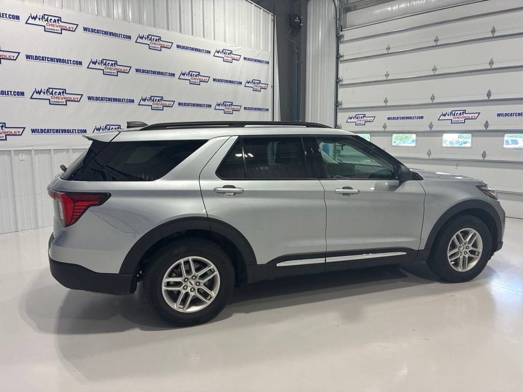 Used 2025 Ford Explorer Active AWD/4WD image 6