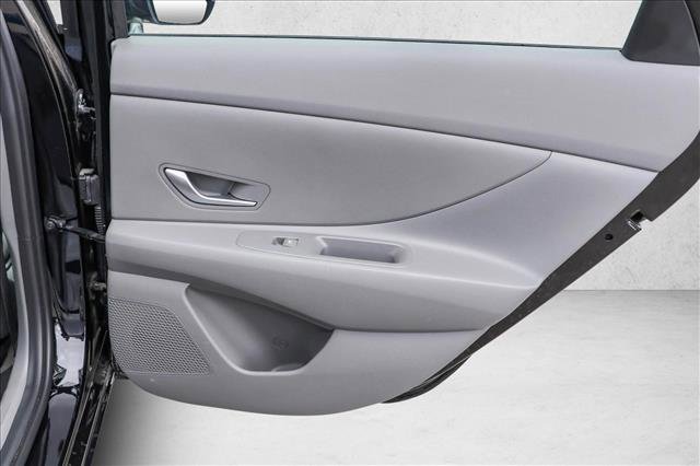 Certified 2025 Hyundai Elantra SE image 27