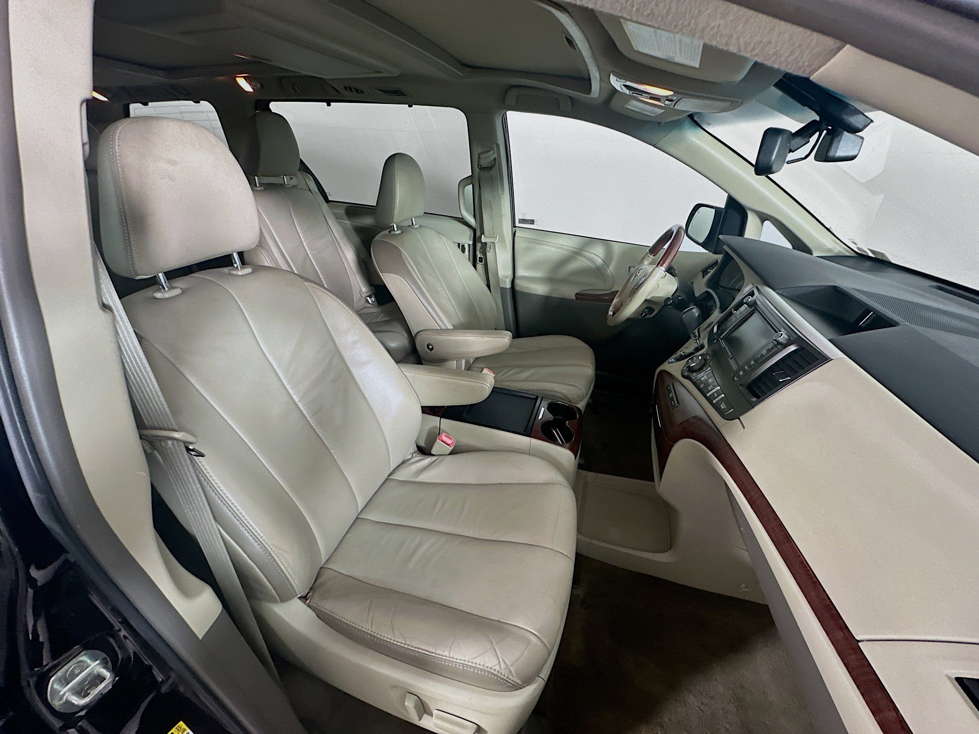 Used 2011 Toyota Sienna Limited w/ Premium Pkg FWD image 32