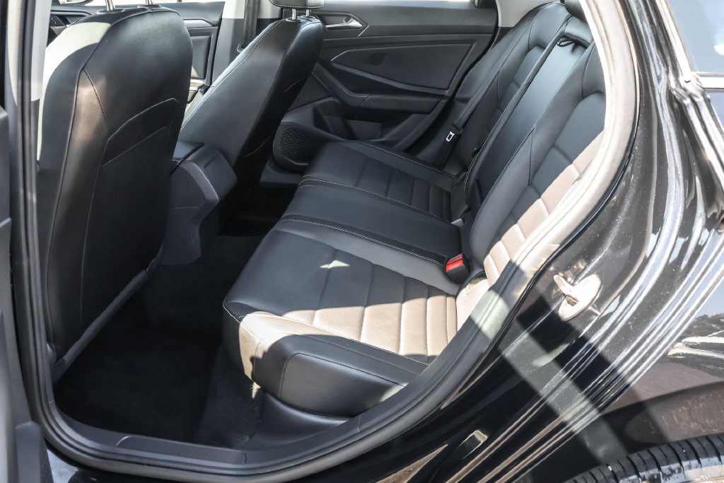 Certified 2024 Volkswagen Jetta SE FWD image 28