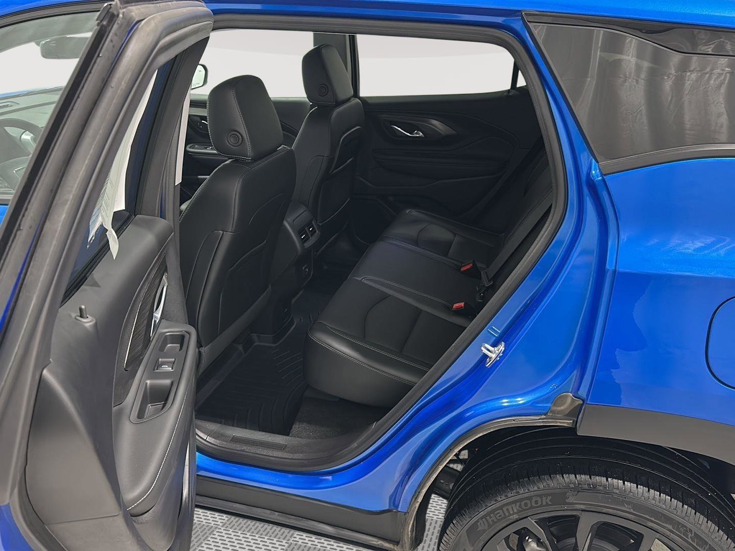 Used 2024 GMC Terrain SLT w/ Elevation Edition image 18