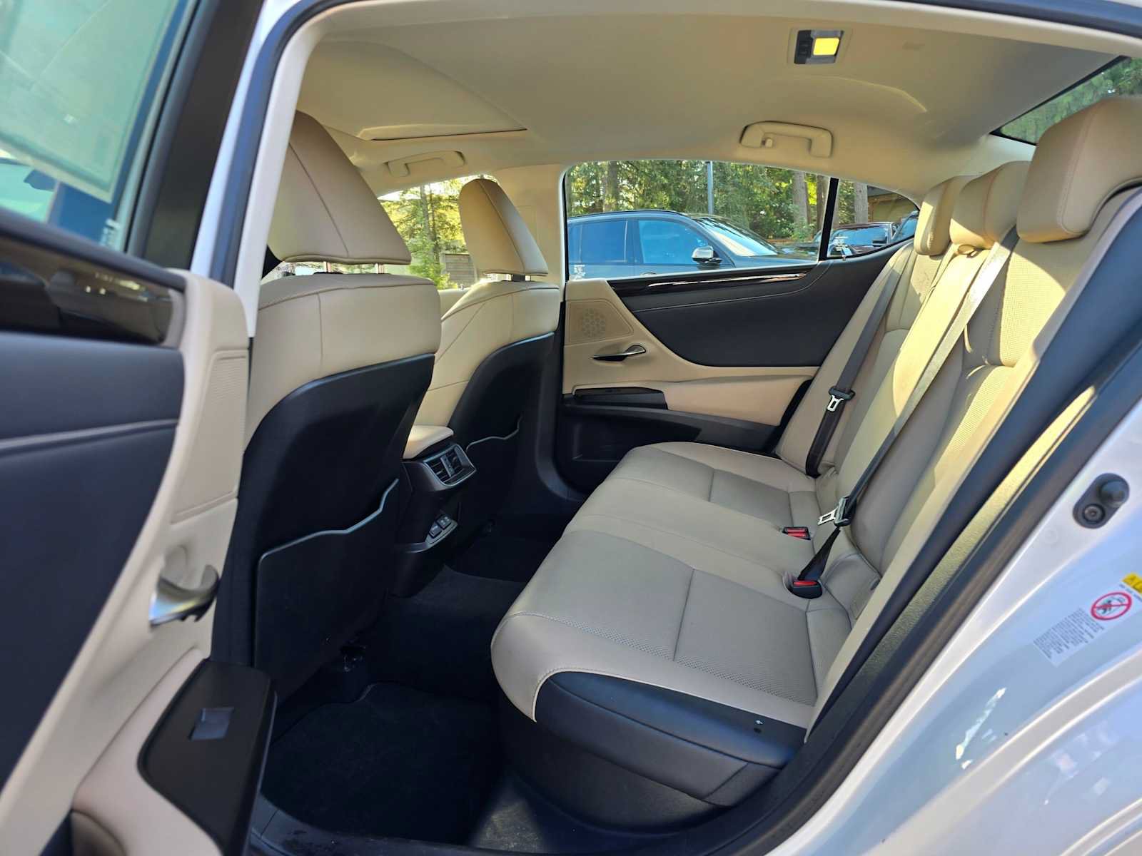 Used 2019 Lexus ES 300h w/ Premium Package FWD image 16